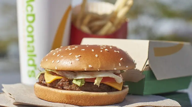 McDonald's lanza su nueva hamburguesa vegana: ¿la pedirías?