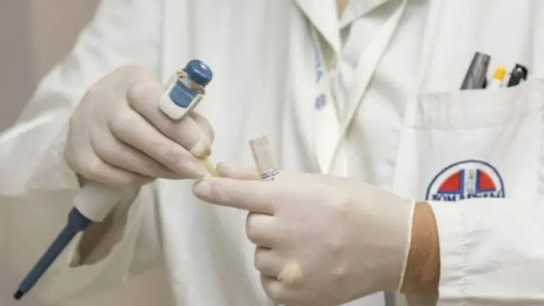 Así es la prueba rápida que permite detectar el cáncer con un test de orina