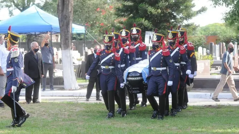 En fotos: la despedida en el cementerio islámico a Carlos Menem, quien fue enterrado junto a su hijo