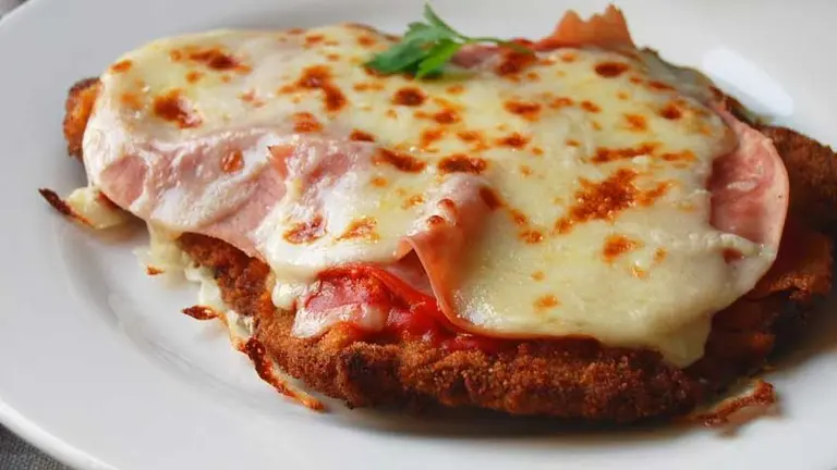 El misterio de la milanesa napolitana: ¿es una creación argentina o italiana?