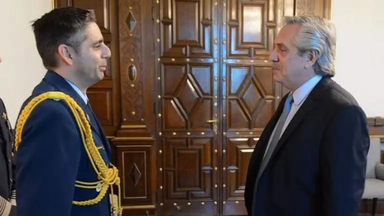 Escándalo en Ezeiza: un edecán presidencial intentó subir a un vuelo con un arma oculta