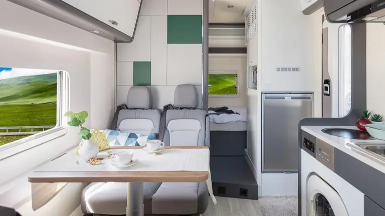 Un lujo: conocé por dentro y por fuera la increíble casa rodante de dos pisos con ascensor