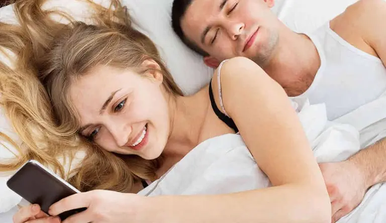 El 30% de las personas ve correcto vigilar a su pareja sin consentimiento