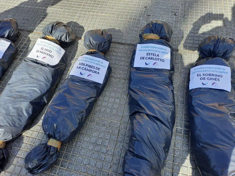 Exhiben bolsas mortuorias con nombres de funcionarios en la puerta de la Casa Rosada