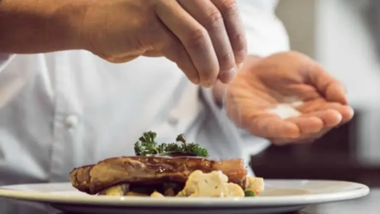 Una carta de precios de un restaurante en la costa abrió la polémica: "Es evasión"