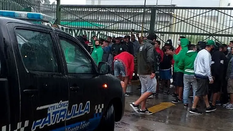Conflicto en puerta: Camioneros rechaza a la justicia y bloquea a un distribuidor de Mercado Libre