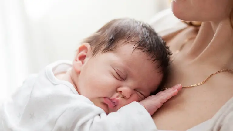 Entró en coma por Covid-19 y cuando se despertó tenía un bebé de casi un mes