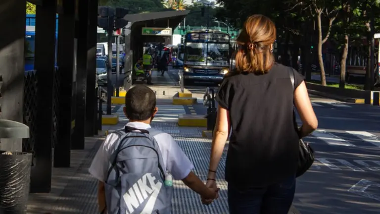 Viajar gratis en colectivos y subtes: así hay que tramitar el boleto estudiantil