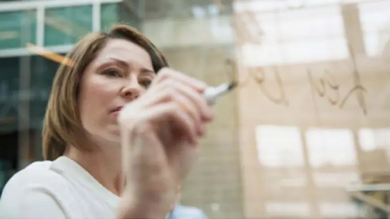 Mujeres y equidad de género: preocupantes revelaciones de un informe sobre la situación en empresas