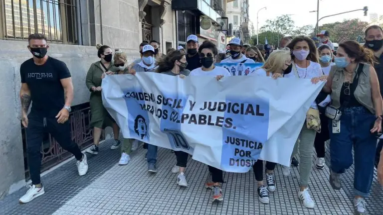 Aplausos, lágrimas y seguridad: así empezó la marcha que pide #JusticiaPorDiego