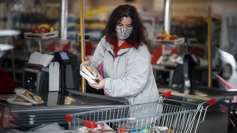 Una joven muestra el mejor lugar para comprar productos argentinos en los EEUU