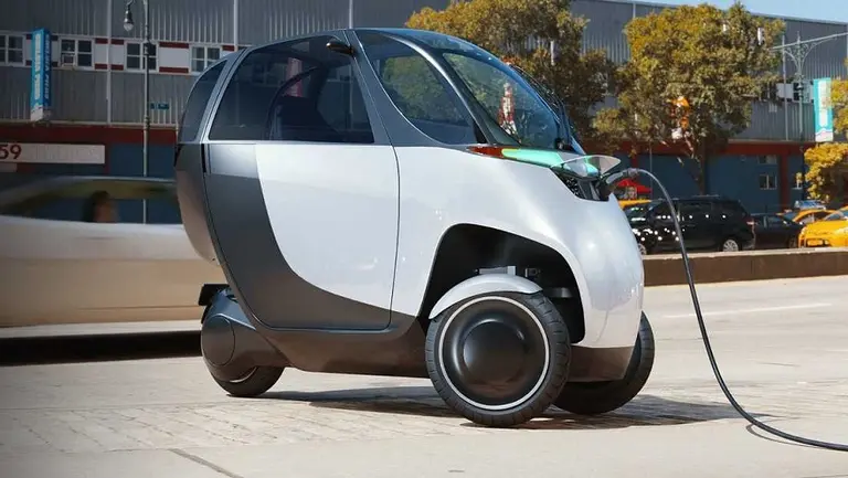 Así es el vehículo eléctrico que une las ventajas de auto y moto