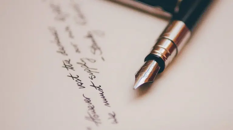 Grafología: así es como escribe la letra "S" una persona egoísta