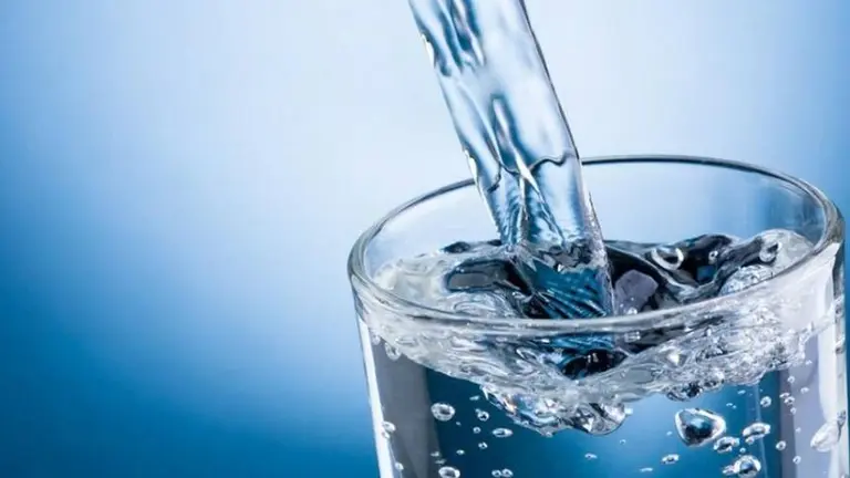 El valor del agua en la pirámide nutricional