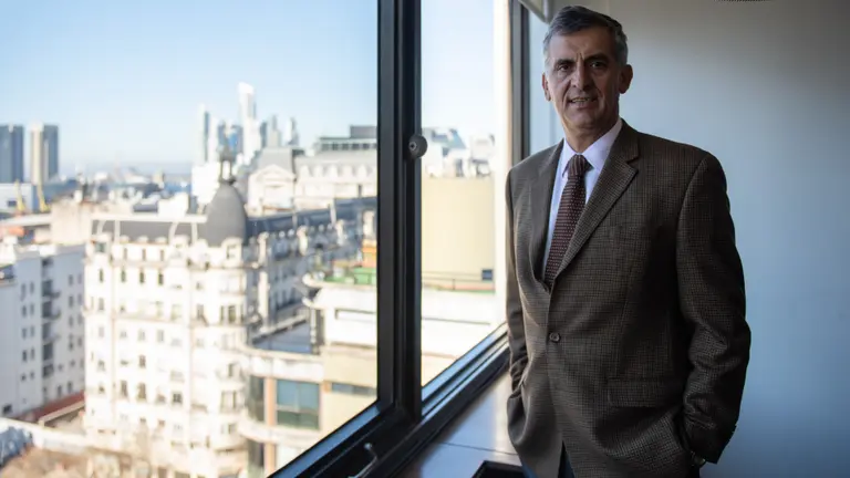 La brecha cambiaria puede subir cerca de las elecciones y el dólar después, alerta el economista Santangelo