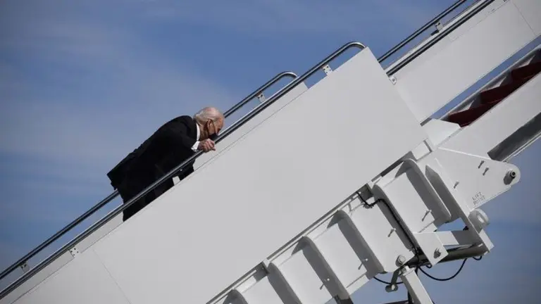 El blooper de Joe Biden: así tropezó y se cayó mientras subía al avión presidencial