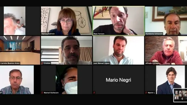 Blooper de Macri en un Zoom: apareció Juliana en la habitación y los memes no lo perdonaron