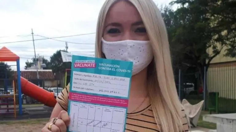 ¿Quién es Purita, la pasante de 18 años que fue echada por recibir la vacuna?
