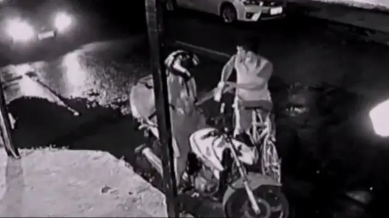 Video: un ladrón intentó robarle a un repartidor pero fue atropellado por un automovilista