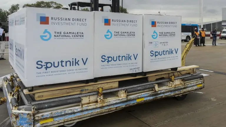 Llega otro vuelo con vacunas Sputnik V: ¿cuántas dosis se suman al plan de inmunización?