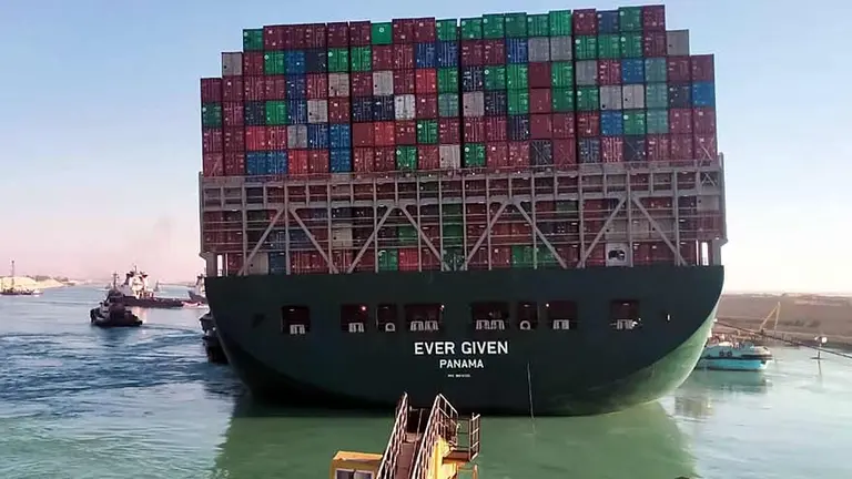 Liberan parte del barco Ever Given en el canal de Suez