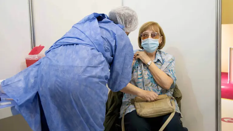 Arranca la vacuna contra el Covid en la Ciudad para mayores de 70 años: cuándo y cómo inscribirse