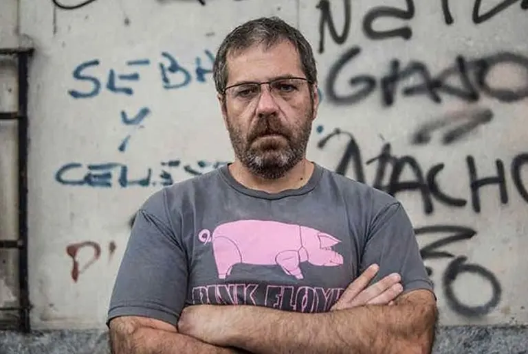 Quién era el escritor Carlos Busqued, hallado sin vida tras un accidente doméstico