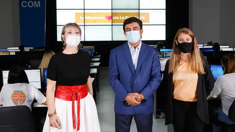 Liliana Hendel, Fernando Espinoza y Cecilia Lacoste en el lanzamiento del 0800-PARA.