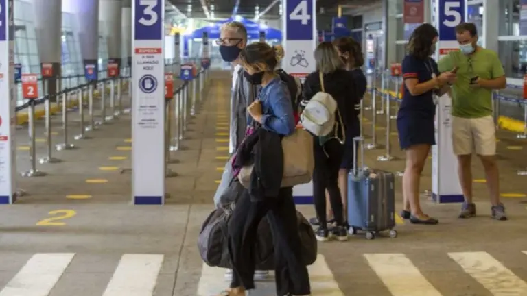 Alarma por aumento de casos: en Semana Santa, refuerzan los controles en pasos fronterizos y estaciones