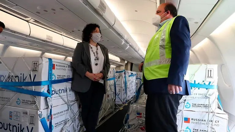 Llegó a Ezeiza un nuevo vuelo con 500.000 dosis: ¿cómo continúa la campaña de vacunación?