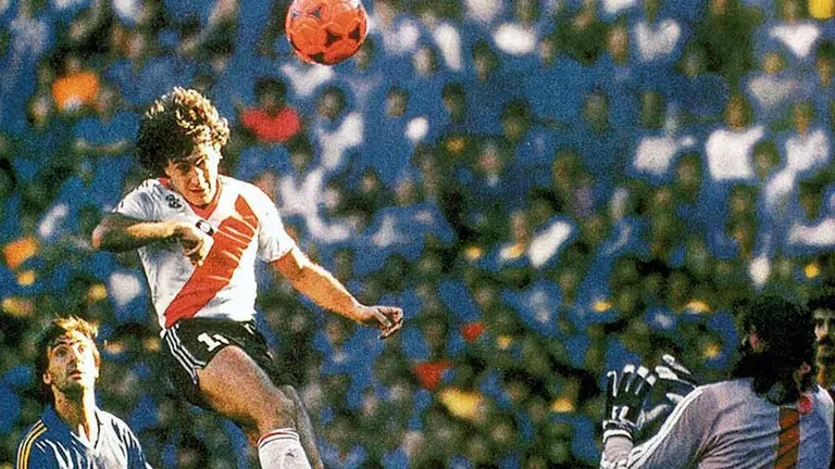 A 35 años de la pelota naranja, los goles del Beto y la vuelta en la Bombonera