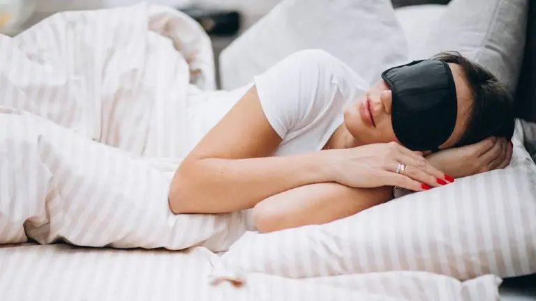 Por qué es importante el lado que elegimos para dormir: izquierda o derecha