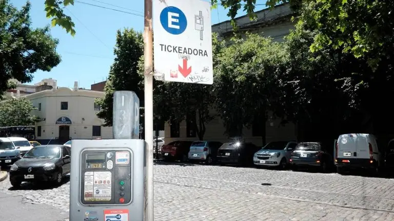 Ciudad: analizan liberar el estacionamiento en la calle por las nuevas restricciones
