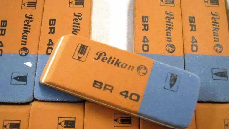 Fin del mito: la parte azul de la goma no es para borrar la tinta, ¿para qué sirve?