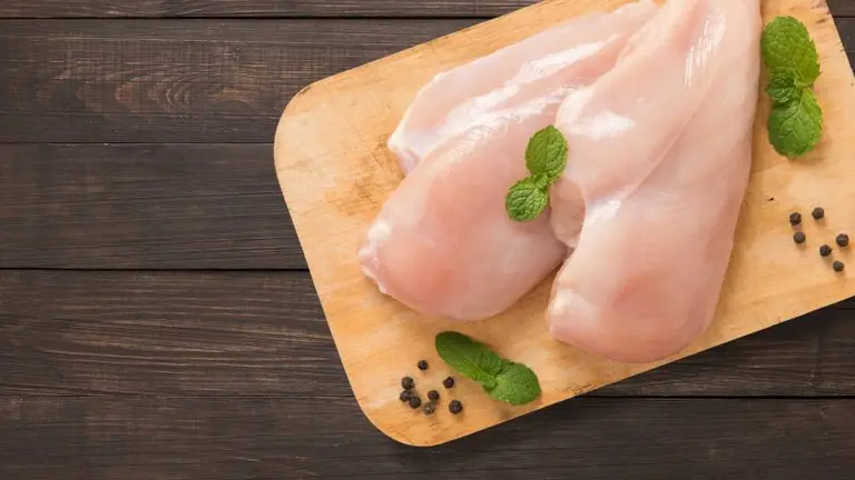 Cuidado cuando cocinás: este es el motivo por el que nunca tenés que lavar el pollo