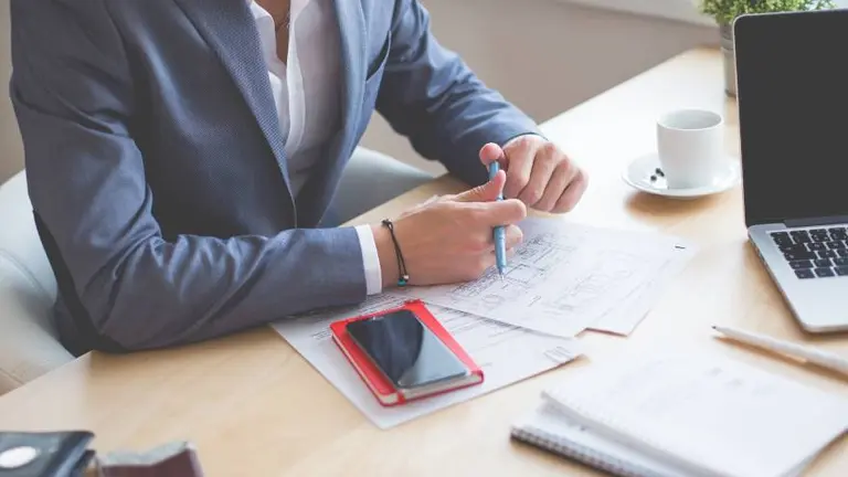 ¿Cómo funciona la mente de un inversionista exitoso? Las 10 principales barreras psicológicas a vencer