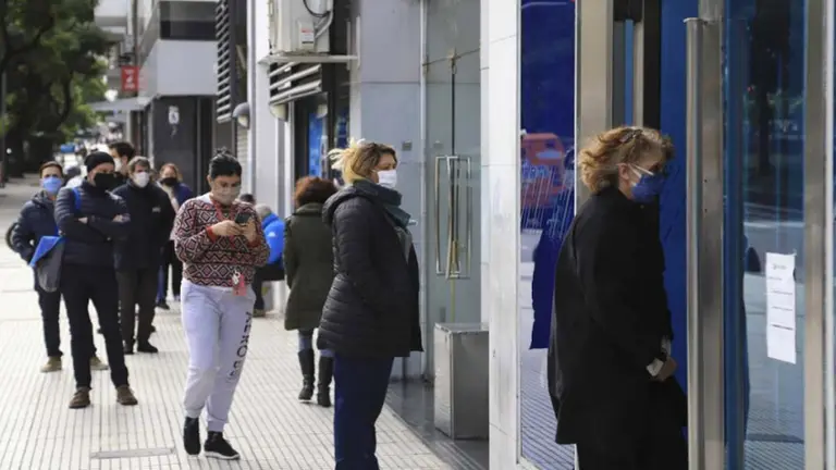 En alerta por la segunda ola, los bancos lanzaron un urgente pedido a sus clientes