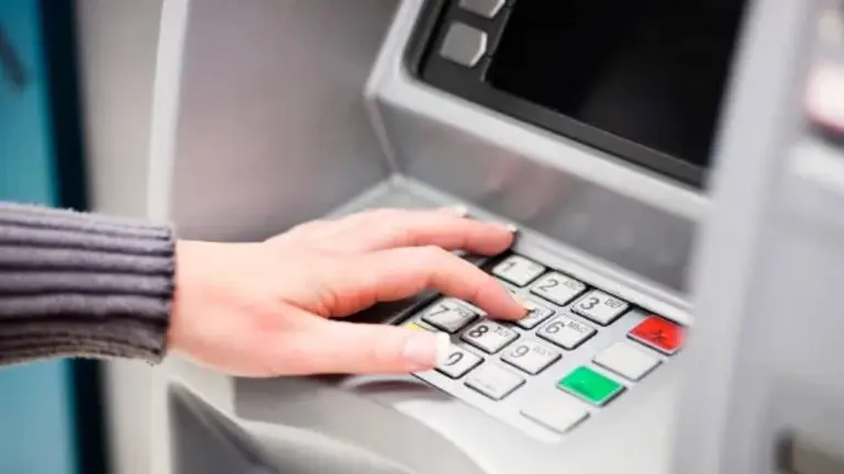 ¿Cómo extraer dólares del cajero?