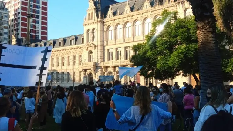 Cierre de escuelas: padres y madres se manifiestan frente al Ministerio de Educación
