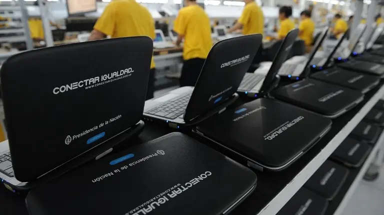 En medio de la polémica con la Ciudad, el Gobierno busca garantizar las clases a distancia y compra 620.000 netbooks