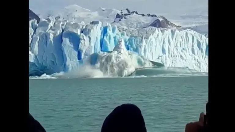 Un bloque gigante de hielo emergió frente al Glaciar Perito Moreno y sorprendió a todos