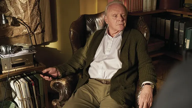 La increíble historia de Anthony Hopkins: sus padres y maestros le decían que era "tonto" y todos lo ridiculizaban
