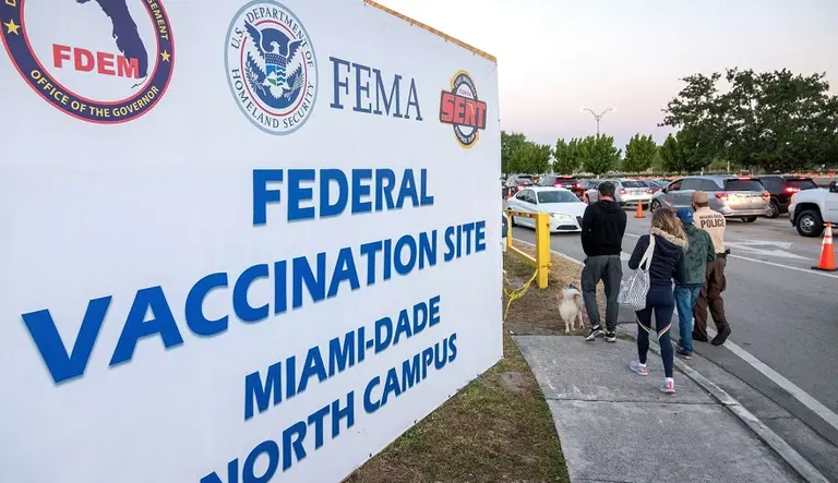 El alcalde de Miami anunció que vacunará gratis a todos los turistas que vayan de paseo