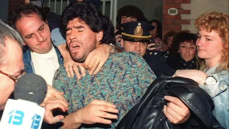 Un momento oscuro en la vida de Maradona: a 30 años haberlo hallado con cocaína