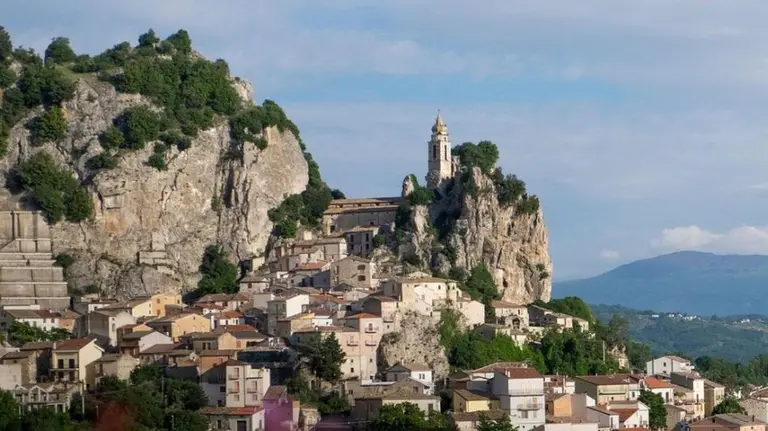 Pueblo de Italia ofrece un pago mensual para mudarse allí: de cuánto seria y dónde queda