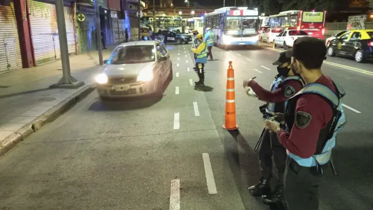 Más límites a comercios y restricciones a la circulación: las nuevas medidas que evalúa el Presidente