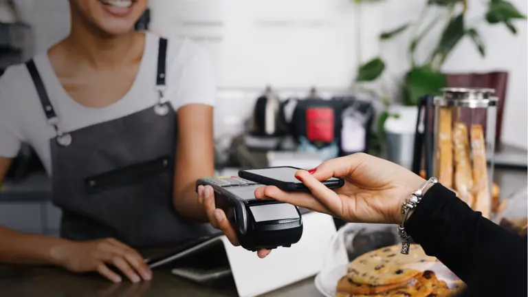 Fiserv revoluciona el QR: la propuesta que esperaban comercios y clientes