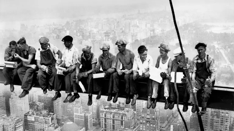 La verdadera historia de la foto del día del trabajador que aún estremece al verla