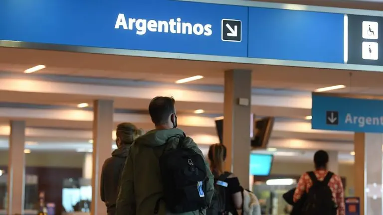 Sabía que tenía Covid-19 e igual se subió al avión: está detenido y la aerolínea también recibirá una sanción