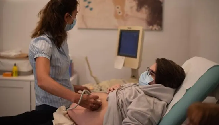 Dio a luz el hombre trans que estaba embarazado y conmocionó a España